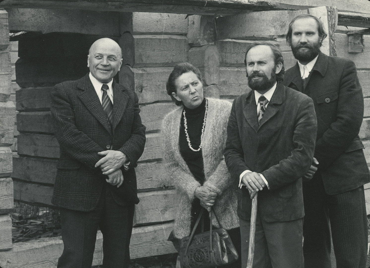 Kino filmas „Virto ąžuolai“. Rašytojas Juozas Baltušis, aktorė Monika Mironaitė, kino režisierius Gytis Lukšas, aktorius Jonas Pakulis. 1976 m.