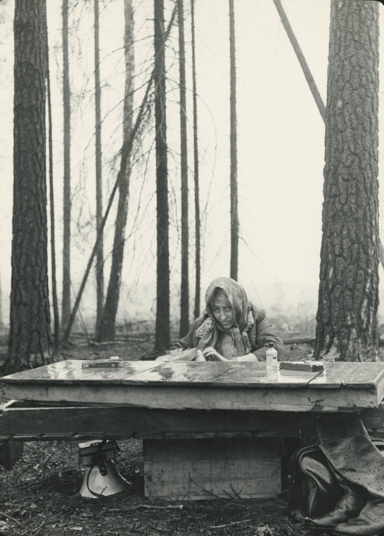 Kino filmas „Žaizdos žemės mūsų“. Grimo dailininkė Marija Oržekauskaitė. 1971 m.