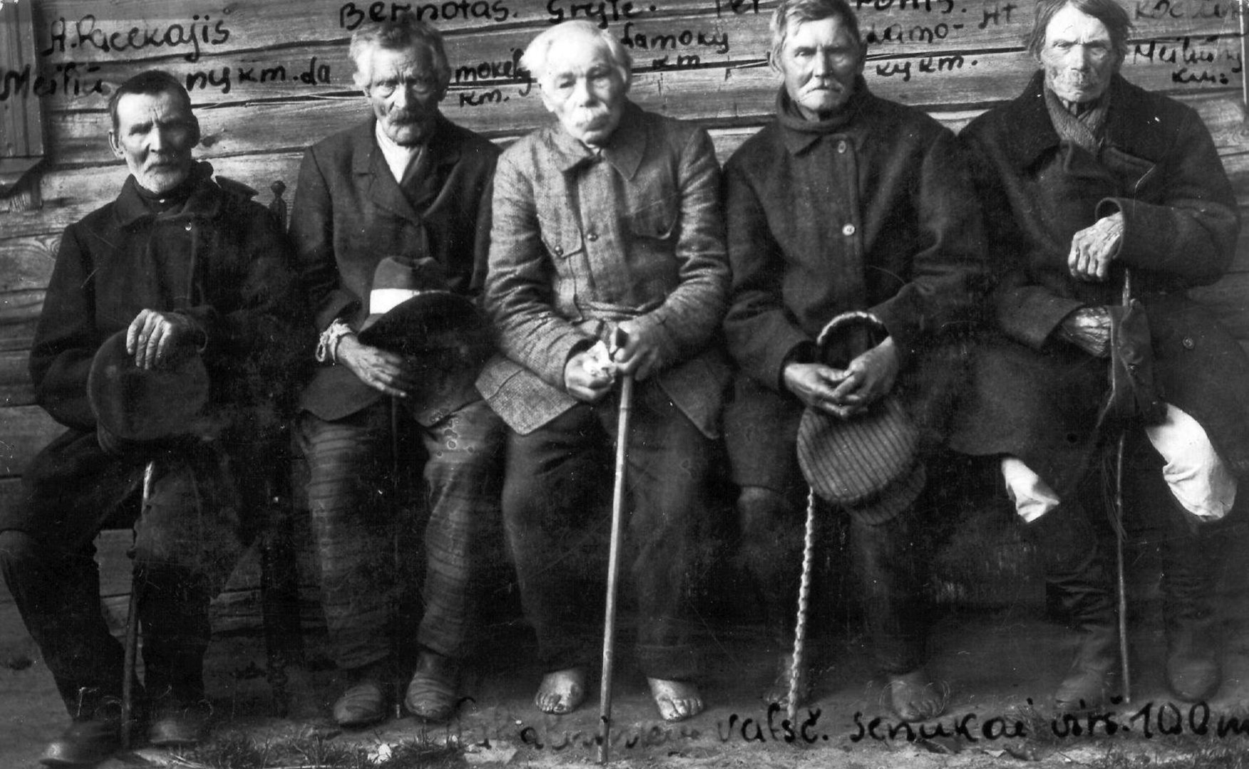 Vabalninko valsčiaus senukai, sulaukę virš 100 metų. Sėdi prie antrosios Lamokų koplyčios sienos apie 1931 m.