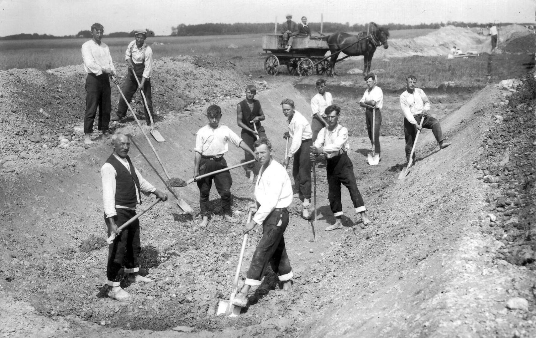 Upytės vagos (už Noriškių kaimo) kasėjai (zimagorai). Vežime sėdi Juozas ir Veronika Plevokai, 1930 m.