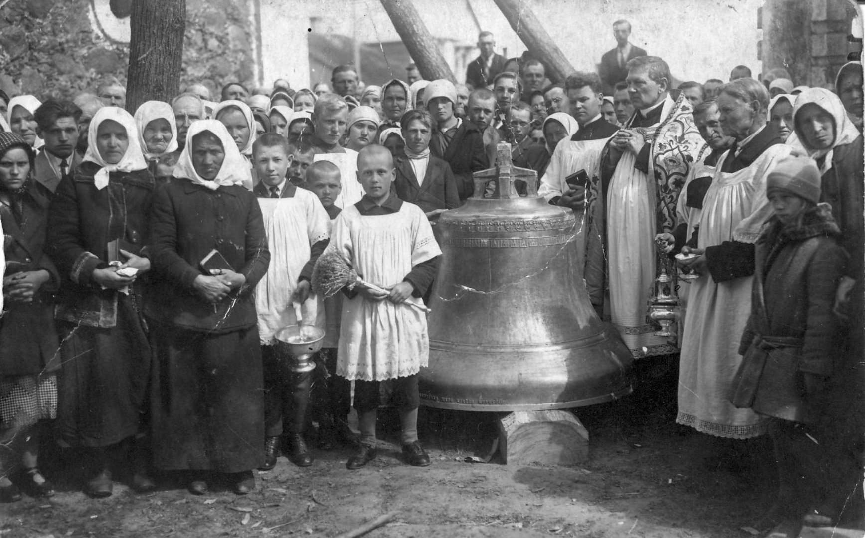 Vabalninko bažnyčios varpo šventinimo iškilmės. Prie varpo stovi klebonas kun. Matas Kirlys, kurio rūpesčiu 1930 m. šis varpas ir nulietas