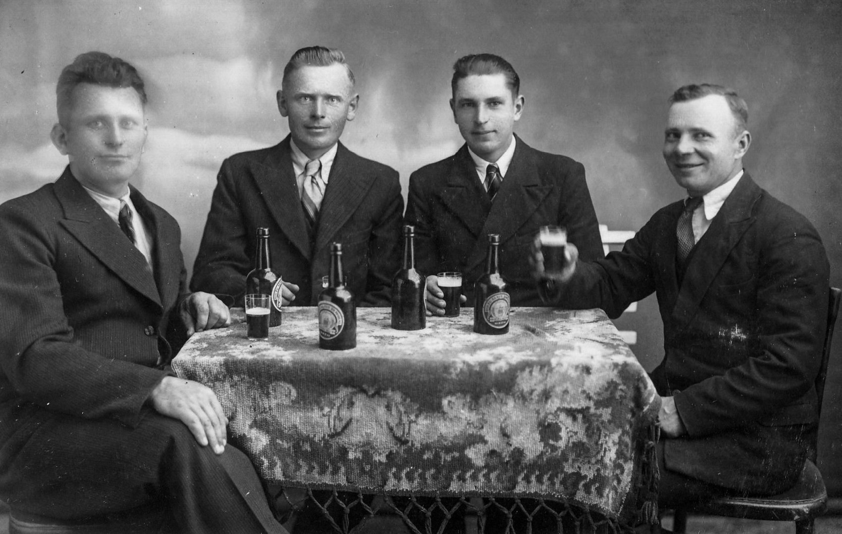 Biržų alaus „karštavotojai“ iš Narvydų k. 1940 m. gegužės 19 d. Iš kairės: Pranas Kličmanas, Pranas Kumpelis (1909–1942), Vincentas Melaika ir Antanas Vileišis (1911–1946)