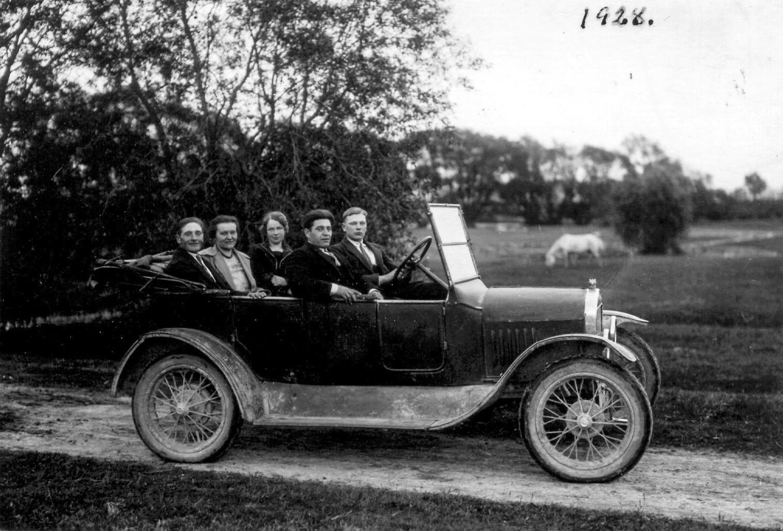 Vabalninko bažnyčios vargonininko Meškelio automobilis „Ford“ 1928 m.