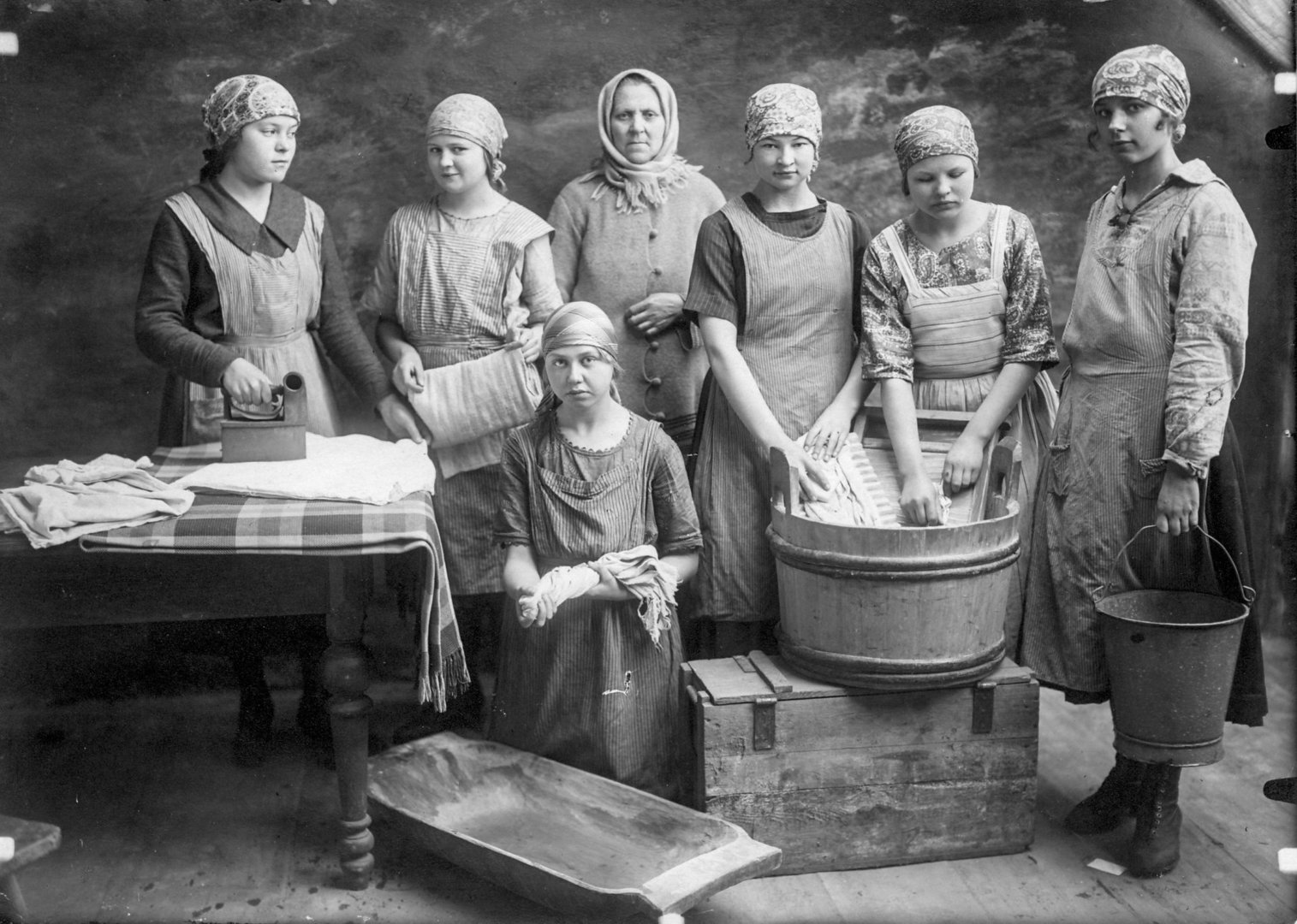 Kazimieriečių vienuolių Vabalninke įsteigtos mergaičių mokyklos mokinės skalbia ir lygina apie 1930 m.