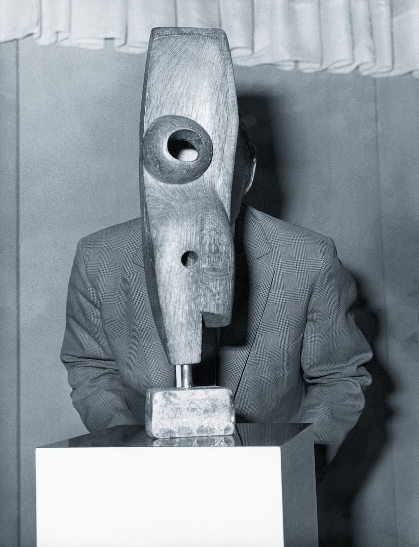 A. Mončys už savo skulptūros. Parodos atidaryme galerijoje Ca Vegia . Lecco, Italija. 1969