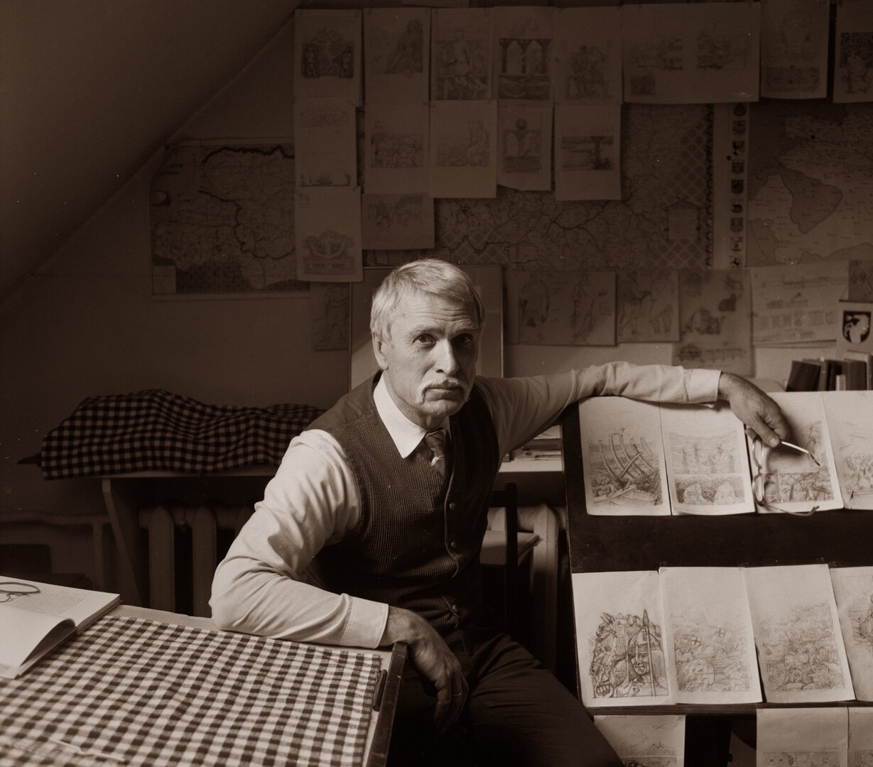 Arvydas Každailis (g. 1939), grafikas. Lietuvos herbo autorius, 2007