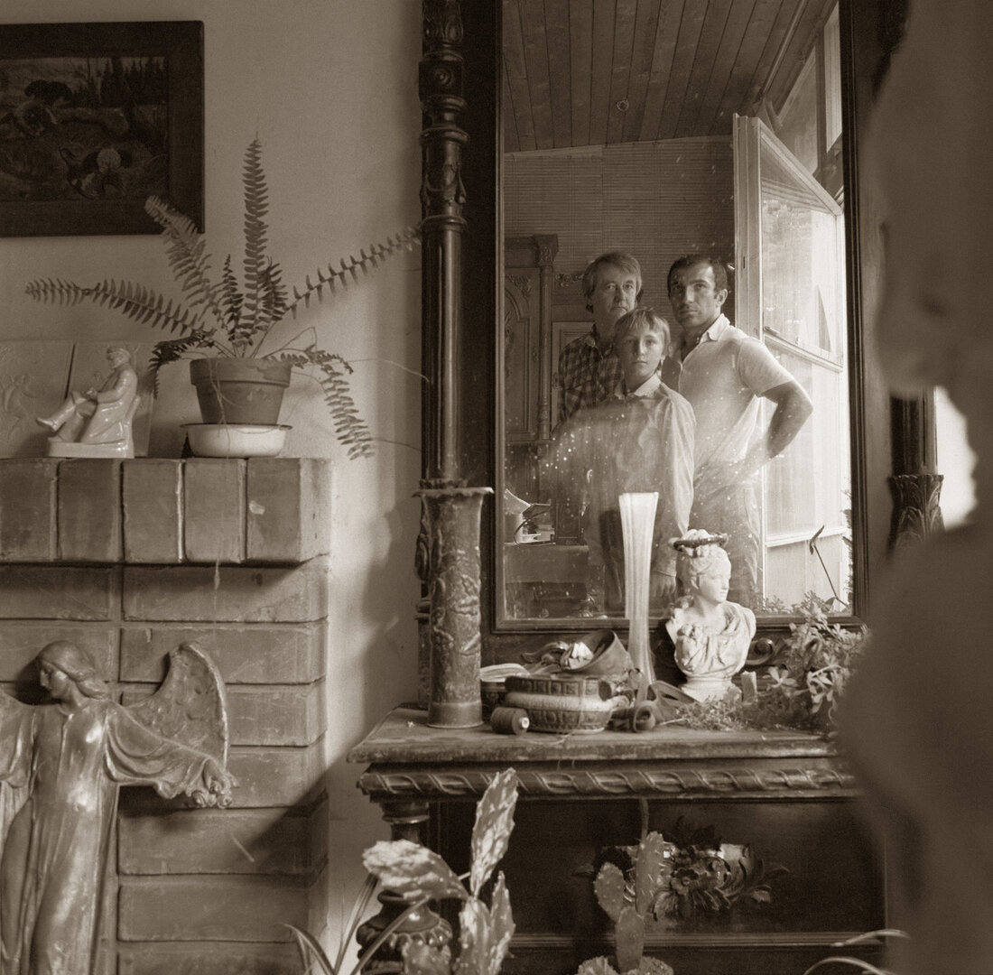 Grafikas, fotografas, leidėjas Rimantas Dichavičius (g. 1937), būsimasis skulptorius Gediminas Kalinauskas g. , dailininkas David &Scaron;ara&scaron;idze. 