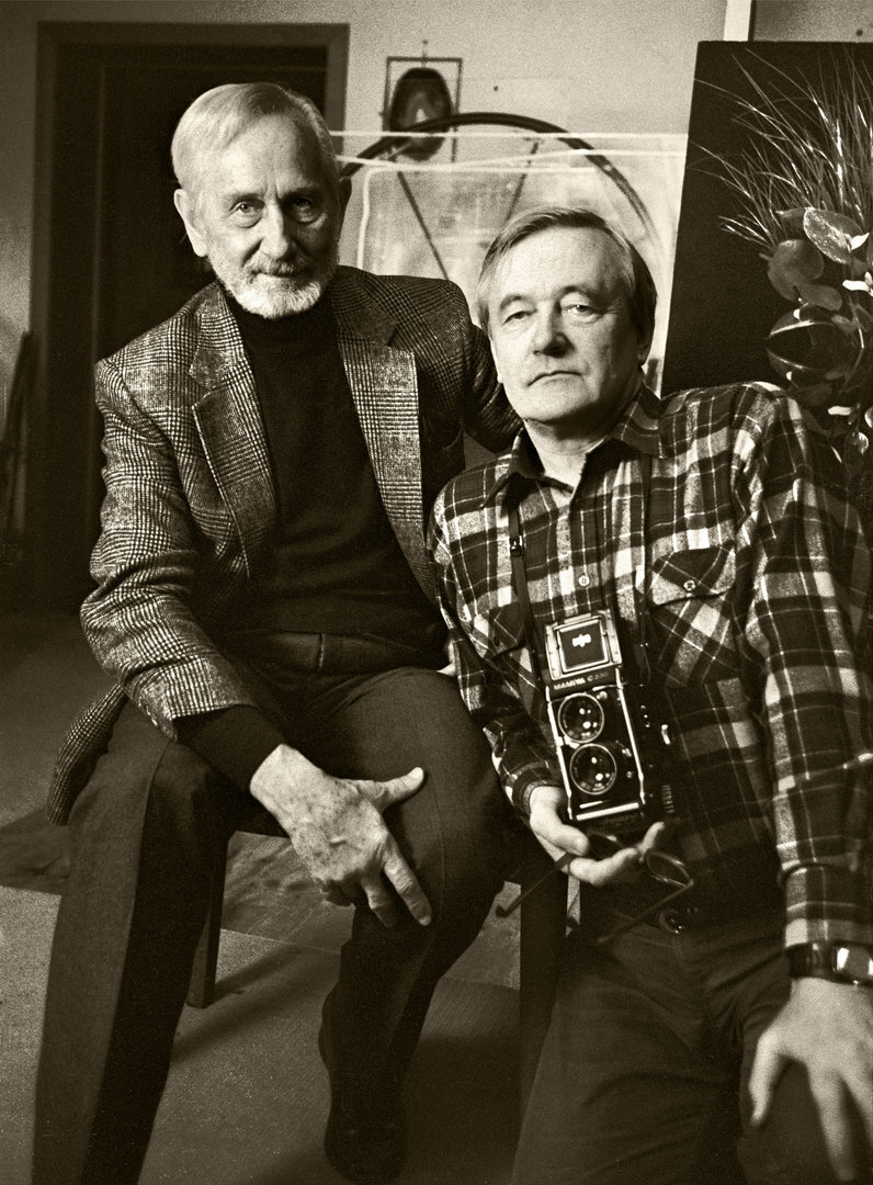 Kazys Varnelis (1917-2010) dailininkas, kolekcininkas-mecenata ir dailininkas, fotografas, leidėjas Rimantas Dichavičius (g. 1937). Foto Valerijos Dichavičienės (1930-2019), 1989.
