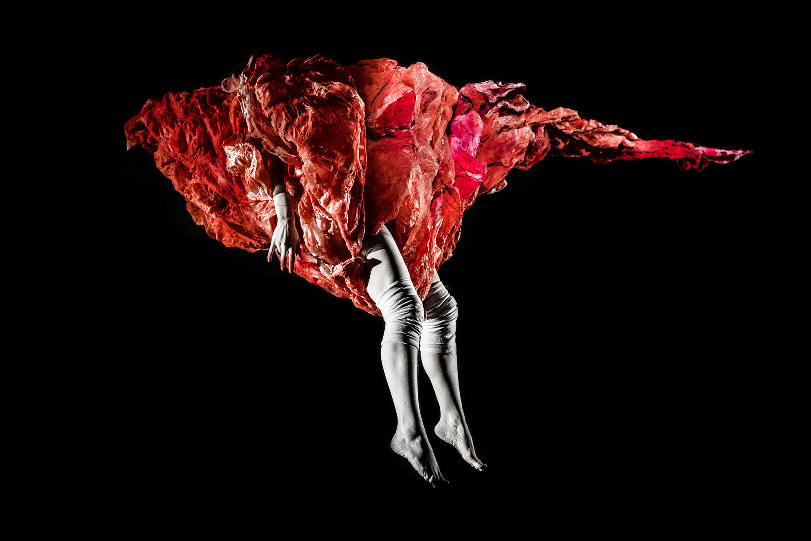 Performanso menininkė, &scaron;okėja ir choreografė Sakurako. Butō stiliumi atliekamas solo &bdquo;&Scaron;okis Dykumoje&ldquo;, kostiumas: Radvilė Juozapaitytė. Menų spaustuvė. 2018, Vilnius