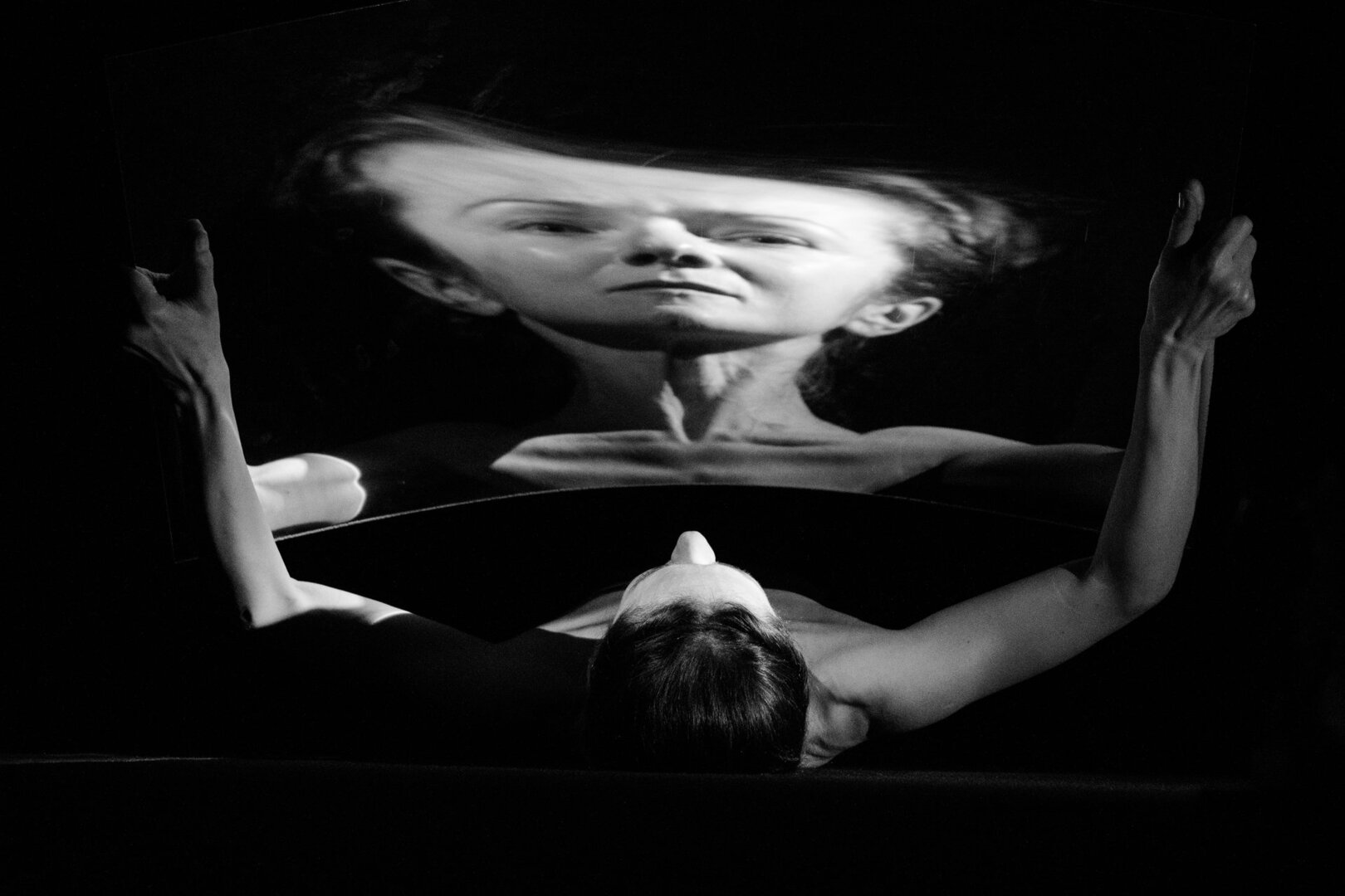 Aktorė Sigita Mikalauskaitė. Režisierės Gintarės Radvilavičiūtės spektaklis pagal Oskarą Wilde'ą &bdquo;Doriano Grėjaus portretas&ldquo;. Vilniaus teatras &bdquo;Lėlė&ldquo;. 2018, Vilnius