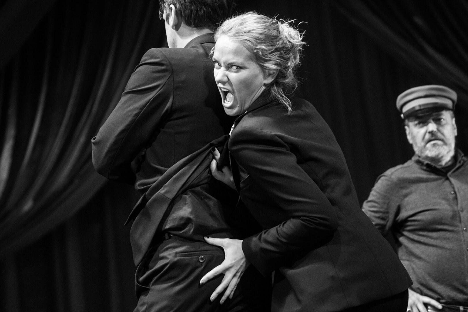 Aktoriai Martynas Nedzinskas, Monika Vaičiulyė ir Gediminas Storpir&scaron;tis spektaklio repeticijoje. Režisieriaus Erico Lacascade`o spektaklis &bdquo;Balkonas&ldquo;. Jaunimo teatras. 2019, Vilnius