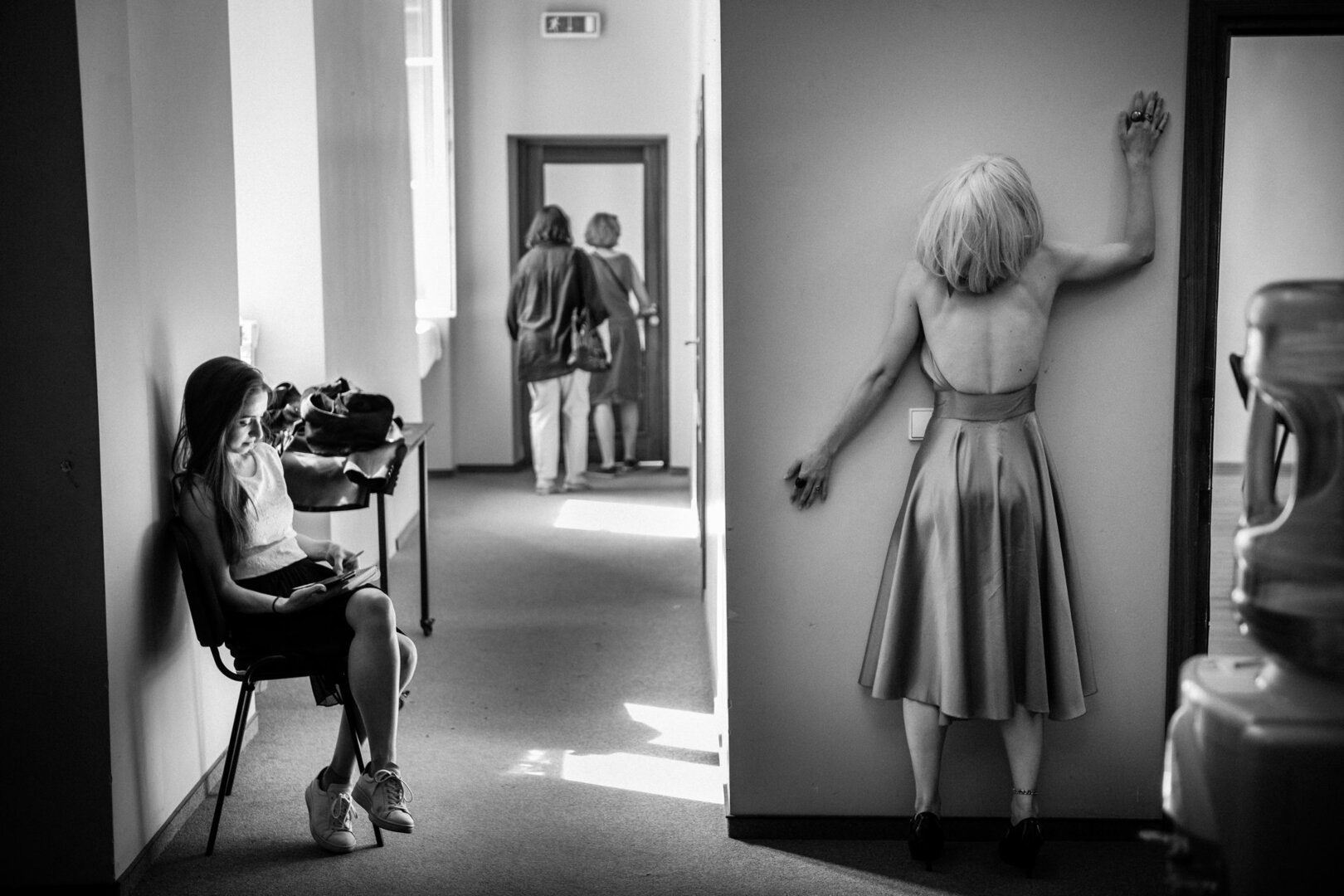 Aktorė Emilija Jaujininkaitė (prie sienos) ir kiti. Pertrauka tarp spektaklio repeticijų. Režisieriaus Erico Lacascade`o spektaklis &bdquo;Balkonas&ldquo;. Jaunimo teatras. 2019, Vilnius