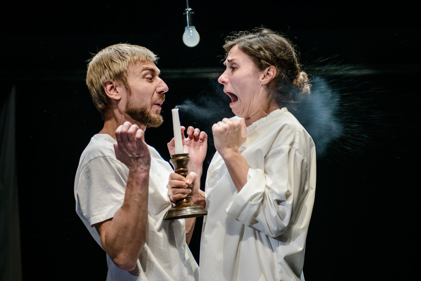 Aktoriai Daumantas Ciunis ir Indrė Patkauskaitė. Režisierės Gabrielės Tuminaitės spektaklis &bdquo;Savižudis&ldquo;. Vilniaus mažasis teatras. 2014, Vilnius