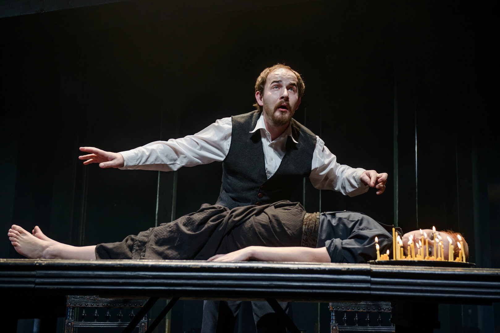 Aktoriai Tomas Stirna ir Gintarė Latvėnaitė režisieriaus Kirilo Glu&scaron;ajevo spektaklyje &bdquo;Motina (Vasa Železnova)&ldquo;. Vilniaus mažasis teatras. 2015, Vilnius