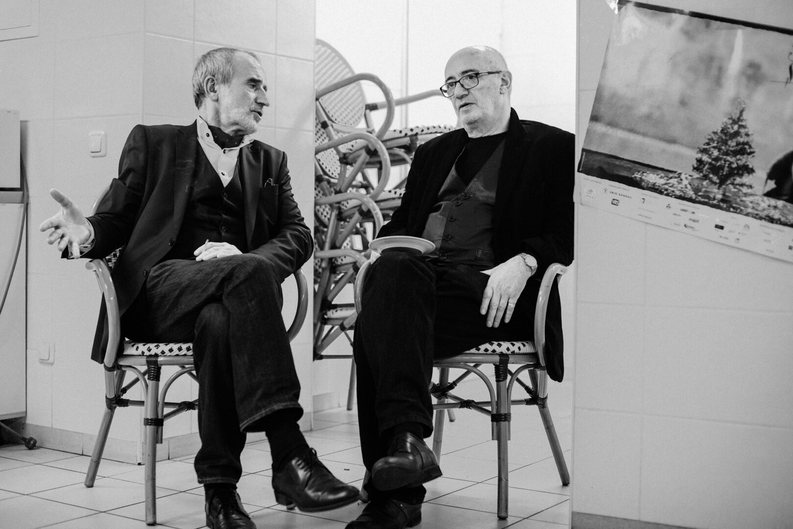 Režisierius Rimas Tuminas po spektaklio premjeros &scaron;nekučiuojasi su scenografu Adomu Jacovskiu. Vilniaus mažasis teatras. 2015, Vilnius