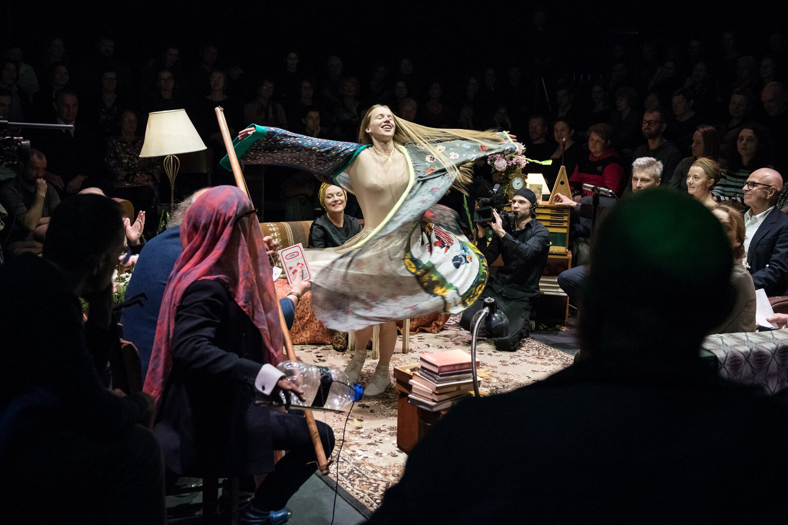 Scena i&scaron; po 10 metų atkurto spektaklio &bdquo;Vy&scaron;nių sodas&ldquo;. Nuotraukos centre aktorė Irina Lavrinovič. Režisierius Krystianas Smedsas. Jaunimo teatras. 2019, Vilnius