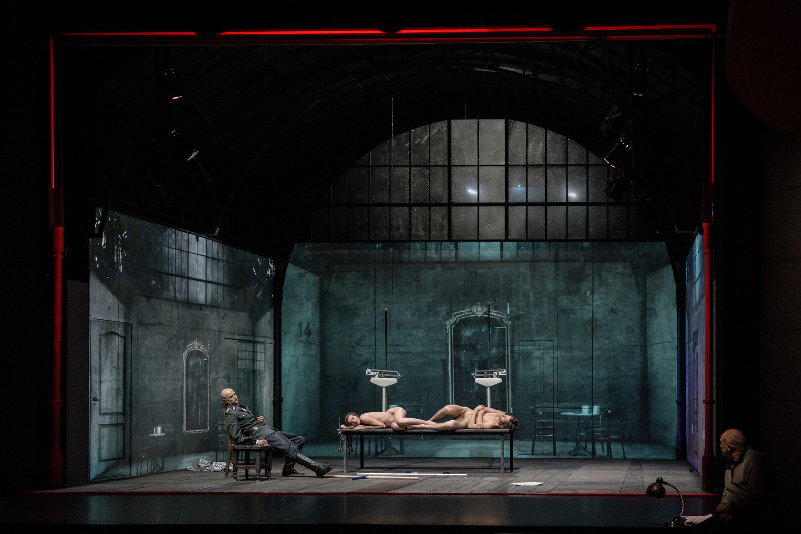 Scena i&scaron; režisieriaus Krystian Lupa spektaklio &bdquo;Austerlicas&rdquo;. Aktoriai Sergejus Ivanonas, Jovita Jankelaitytė, Matas Dirginčius, Valentinas Masalskis. Jaunimo teatras. 2020, Vilnius