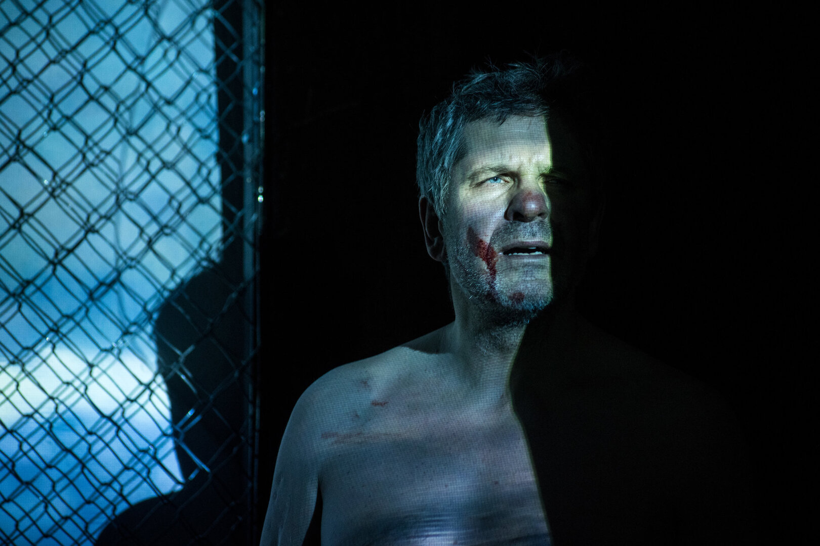 Aktorius Andrius Bialobžeskis savo paties režisuotame spektaklyje &bdquo;Valhala. Poetiniai (i&scaron;si)tardymai&rdquo; pagal poeto Rimvydo Stankevičiaus  eiles. Jaunimo teatras. 2019, Vilnius