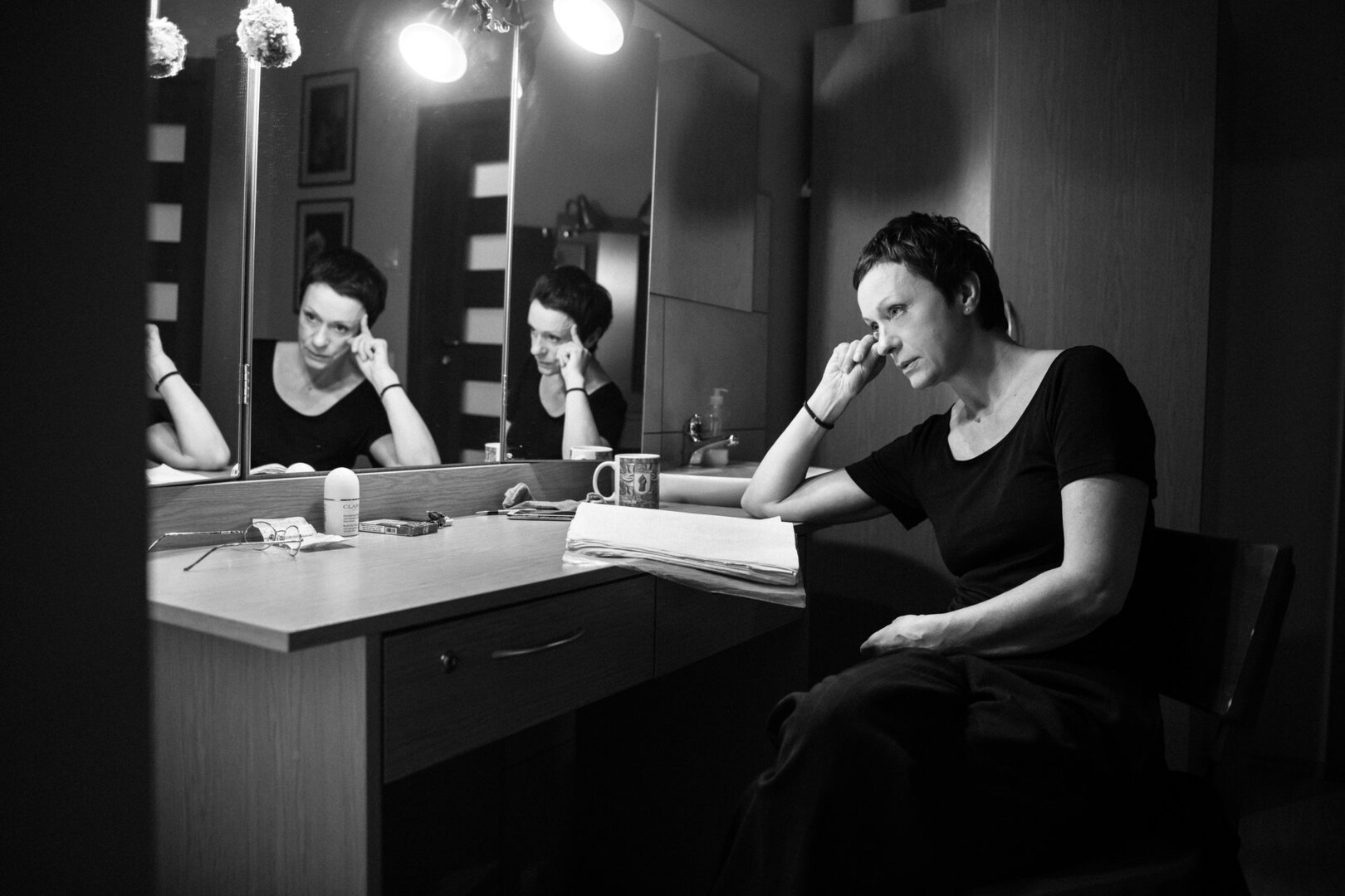 Aktorė Dovilė &Scaron;ilkaitytė kaupiasi prie&scaron; spektaklį. Jaunimo teatras. 2018, Vilnius
