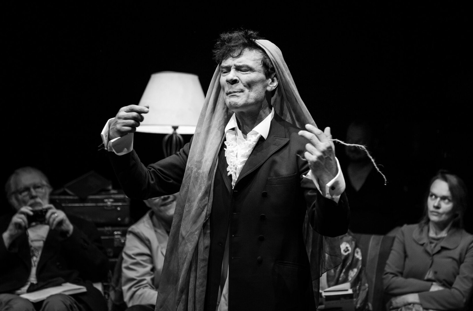Aktorius Benas &Scaron;arka. Scena i&scaron; po 10 metų atkurto spektaklio &bdquo;Vy&scaron;nių sodas&ldquo;.  Režisierius Krystianas Smedsas. Jaunimo teatras. 2019, Vilnius