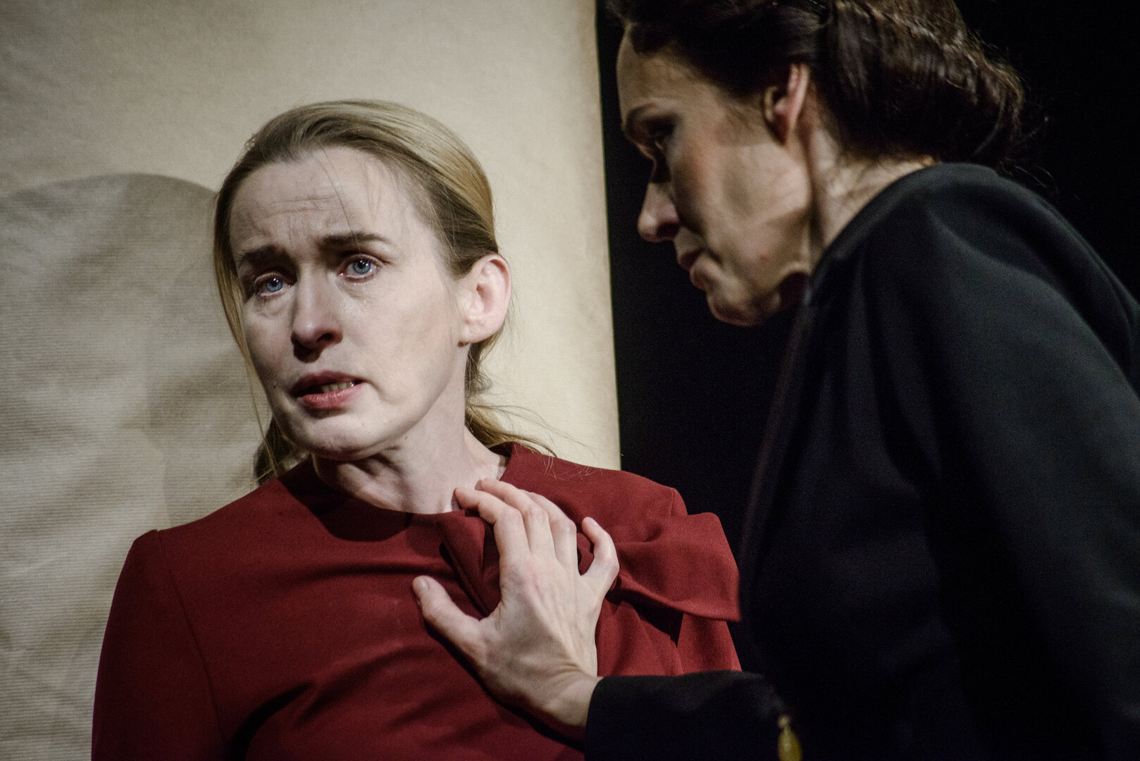 Aktorės Au&scaron;ra Pukelytė ir Aldona Bendoriūtė režisieriaus Eimunto Nekro&scaron;iaus spektaklyje &bdquo;Cinkas (Zn)&ldquo;. Jaunimo teatras 2017, Vilnius.