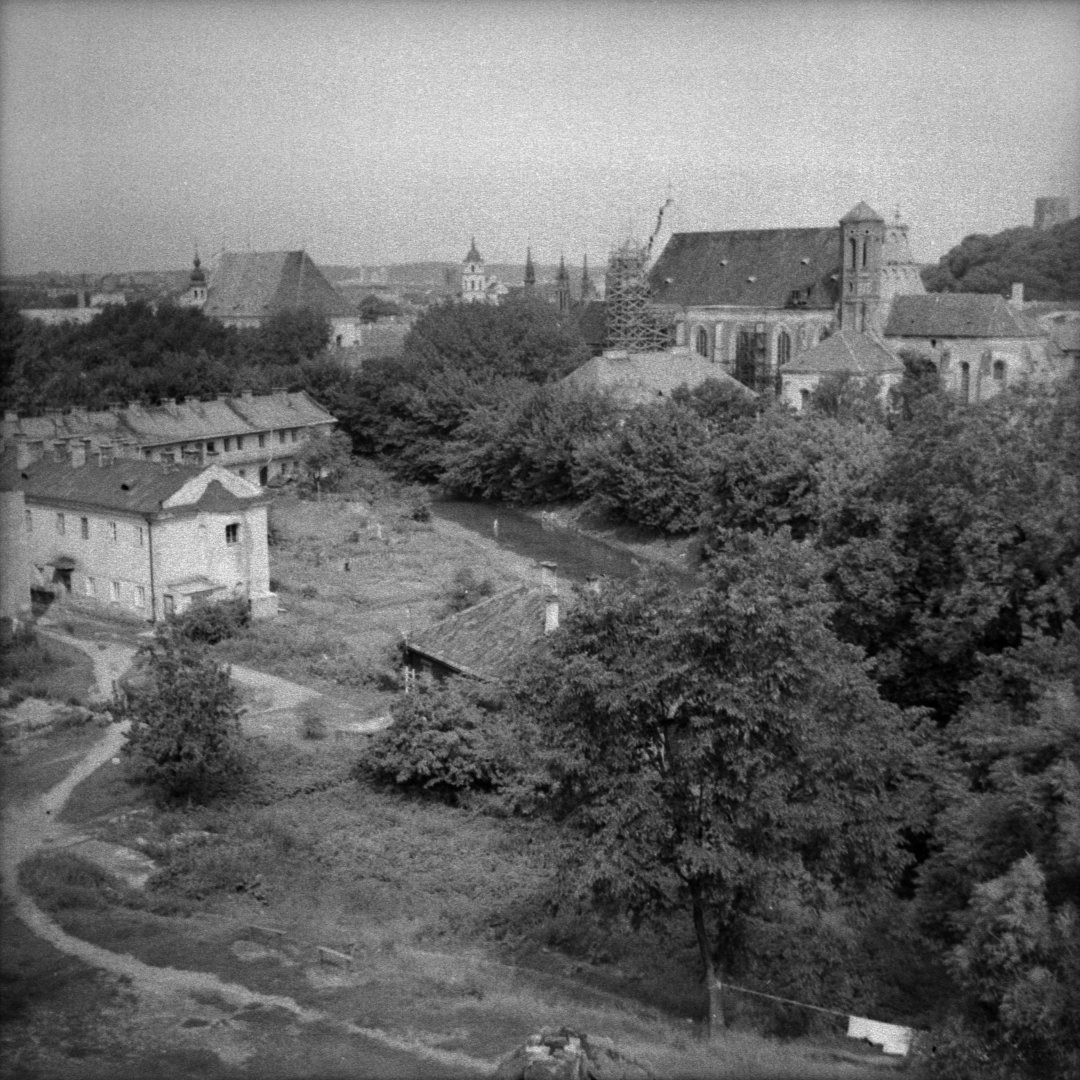 Nuo namo Užupio gatvėje, 1976