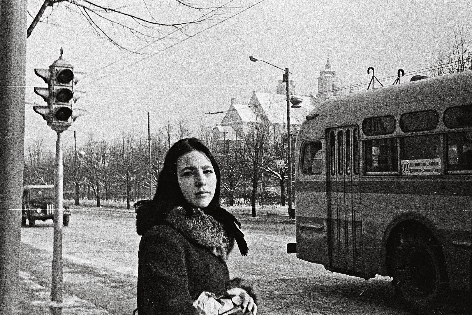 Lola Pajėdaitė &scaron;alia Lenino (dab. Luki&scaron;kių) aik&scaron;tės. 1964 m.