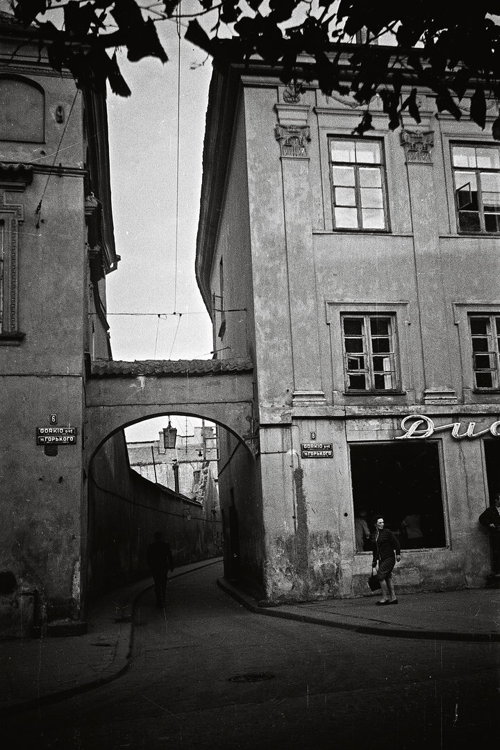 M.Gorkio (dab. Pilies) gatvės ir Pilies skersgatvio (dab. Bernardinų g.) sankirta. 1964 m.