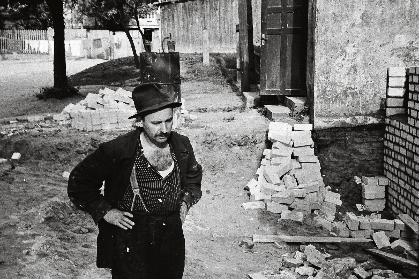 Mano tėvas Eusiejus Jacovskis statant garažą Kražių skersgatvyje (dab. J.Savickio g.). 1967 m.
