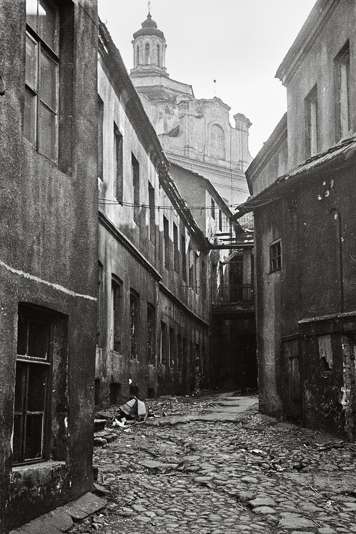 Senamiesčio kiemas &scaron;alia Dominikonų bažnyčios. 1967 m.