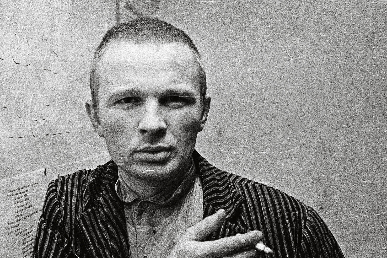 Dailininkas Petras Rep&scaron;ys Dailės instituto koridoriuje. 1965 m.