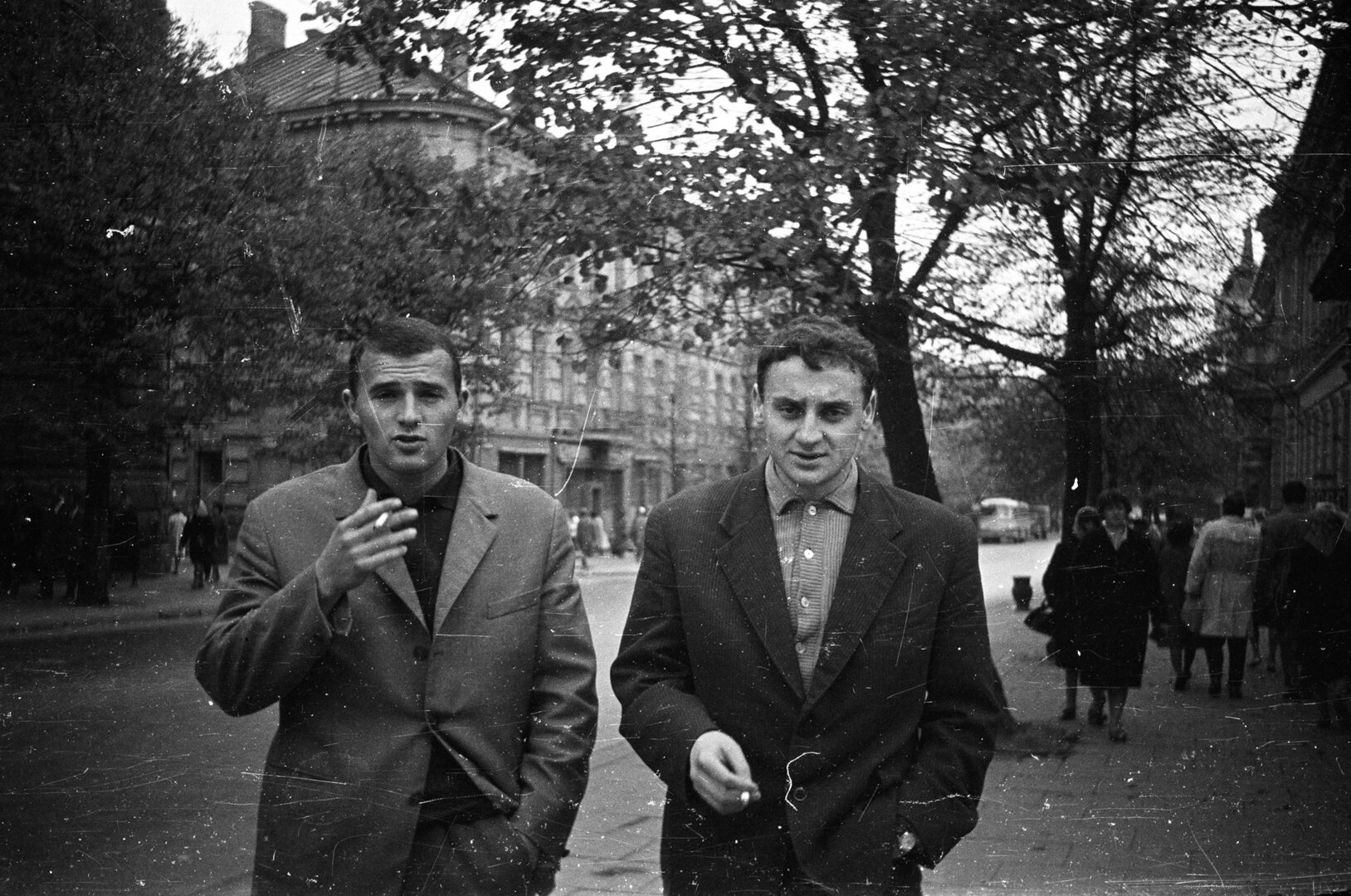 Dailės instituto studentai Josifas Bliumas ir Izraelis Portas Lenino (dab. Gedimino) prospekte. 1964 m.