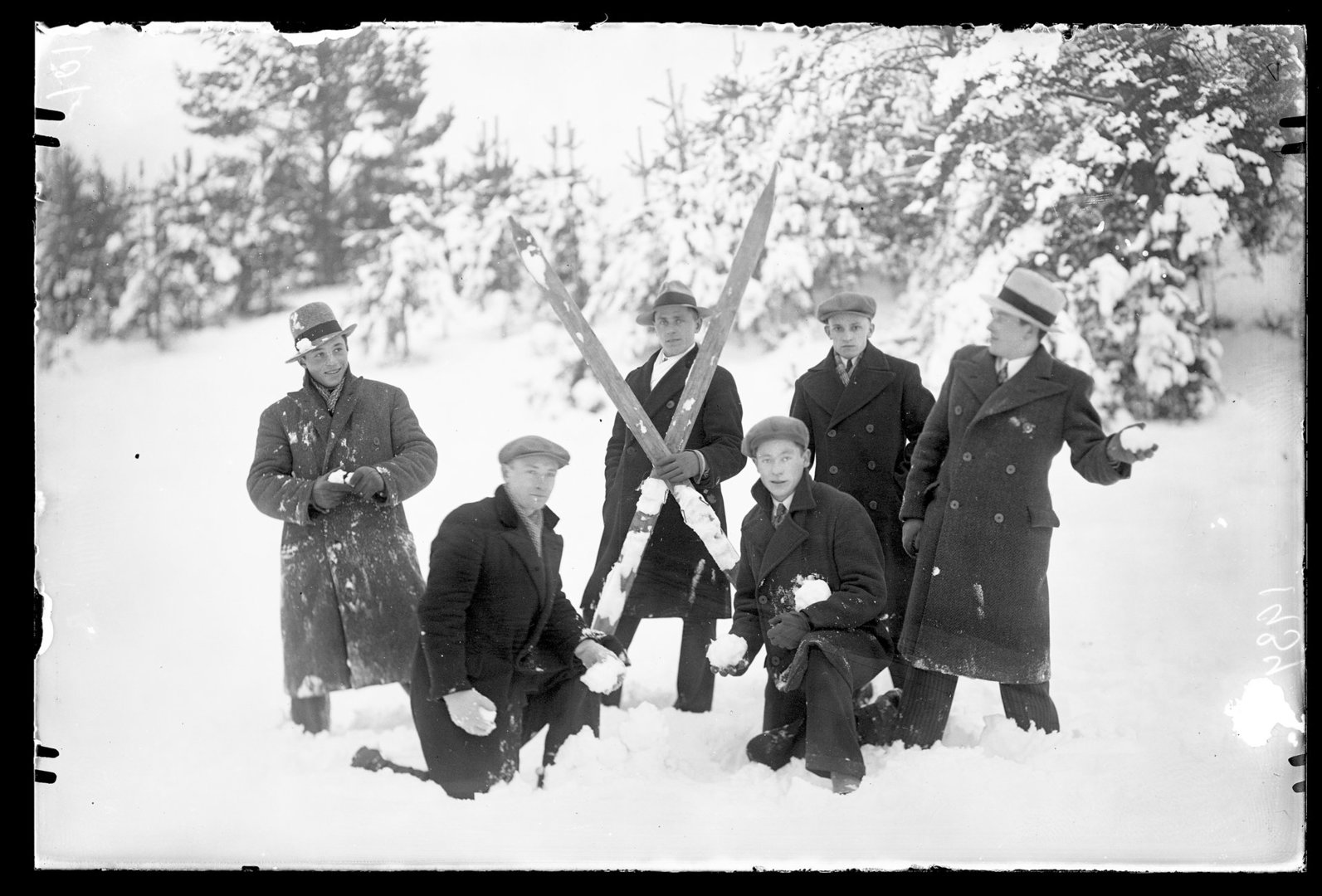 Vyrų grupės portretas lauke žiema. 1934 m.