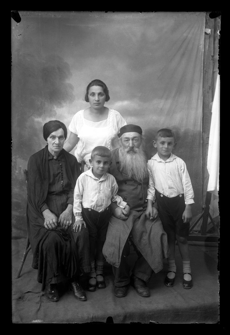 Trys kartos. Šeimos nuotrauka. 1929 m.