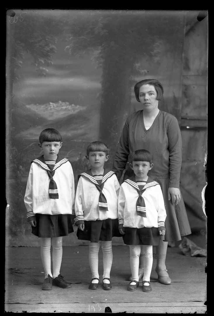 Berniukų studijinis portretas. 1930 m.