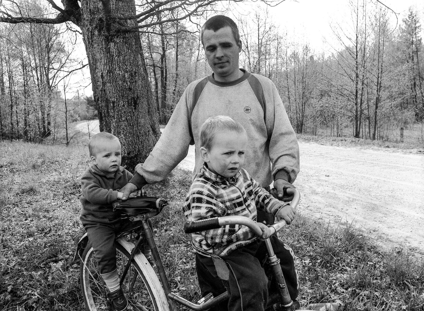 _&copy;V.Juraitis.Tėvas su sūnumis ant dviračio. Gurb&scaron;ilis. 2003
