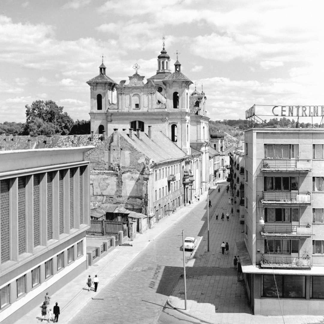 Dominikonų bažnyčia i&scaron; Vokiečių / Trakų gatvių kampinio namo, 1964