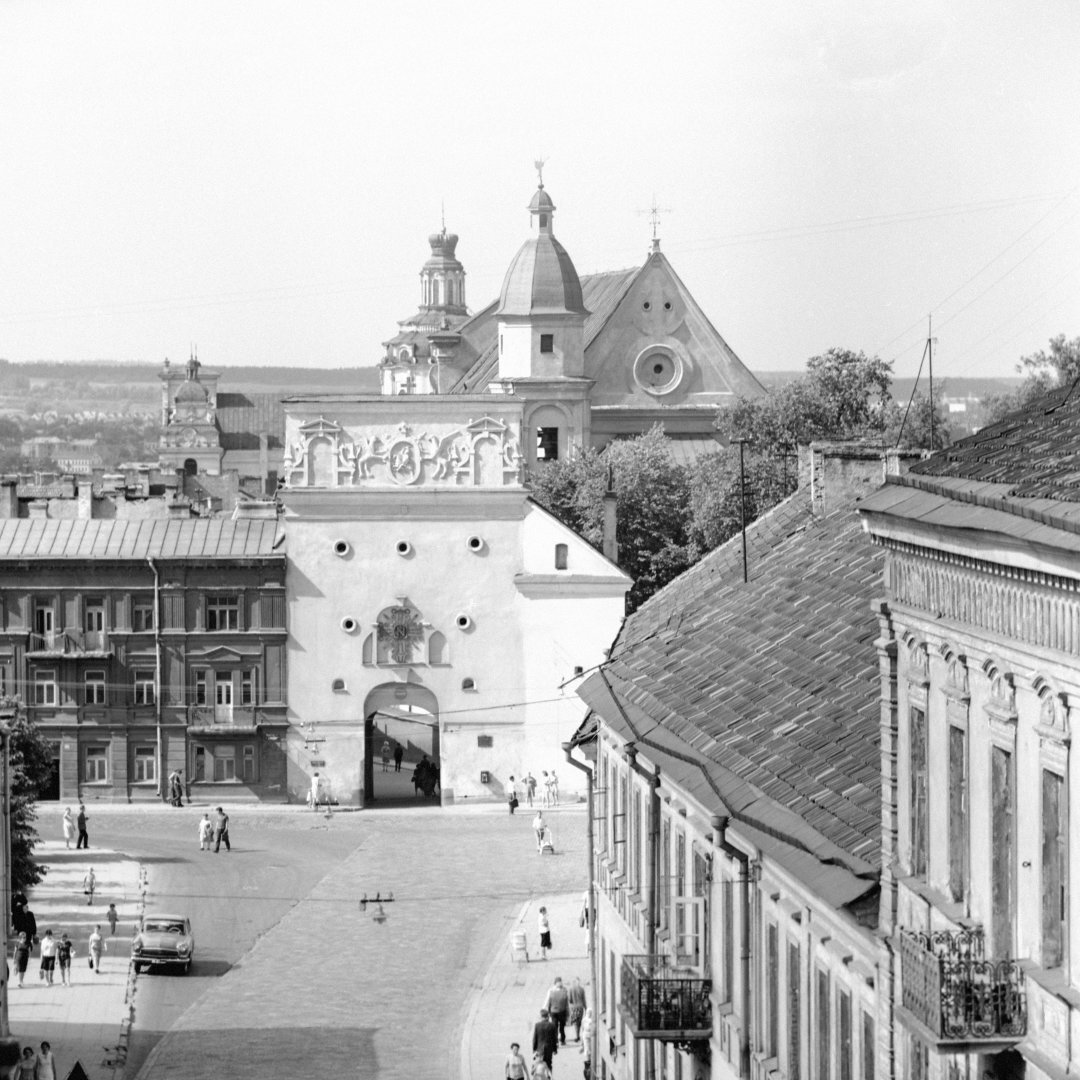 Au&scaron;ros vartai nuo pastato Au&scaron;ros vartų gatvėje, 1968