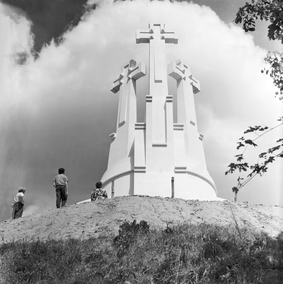 Trijų kryžių paminklas, 1989
