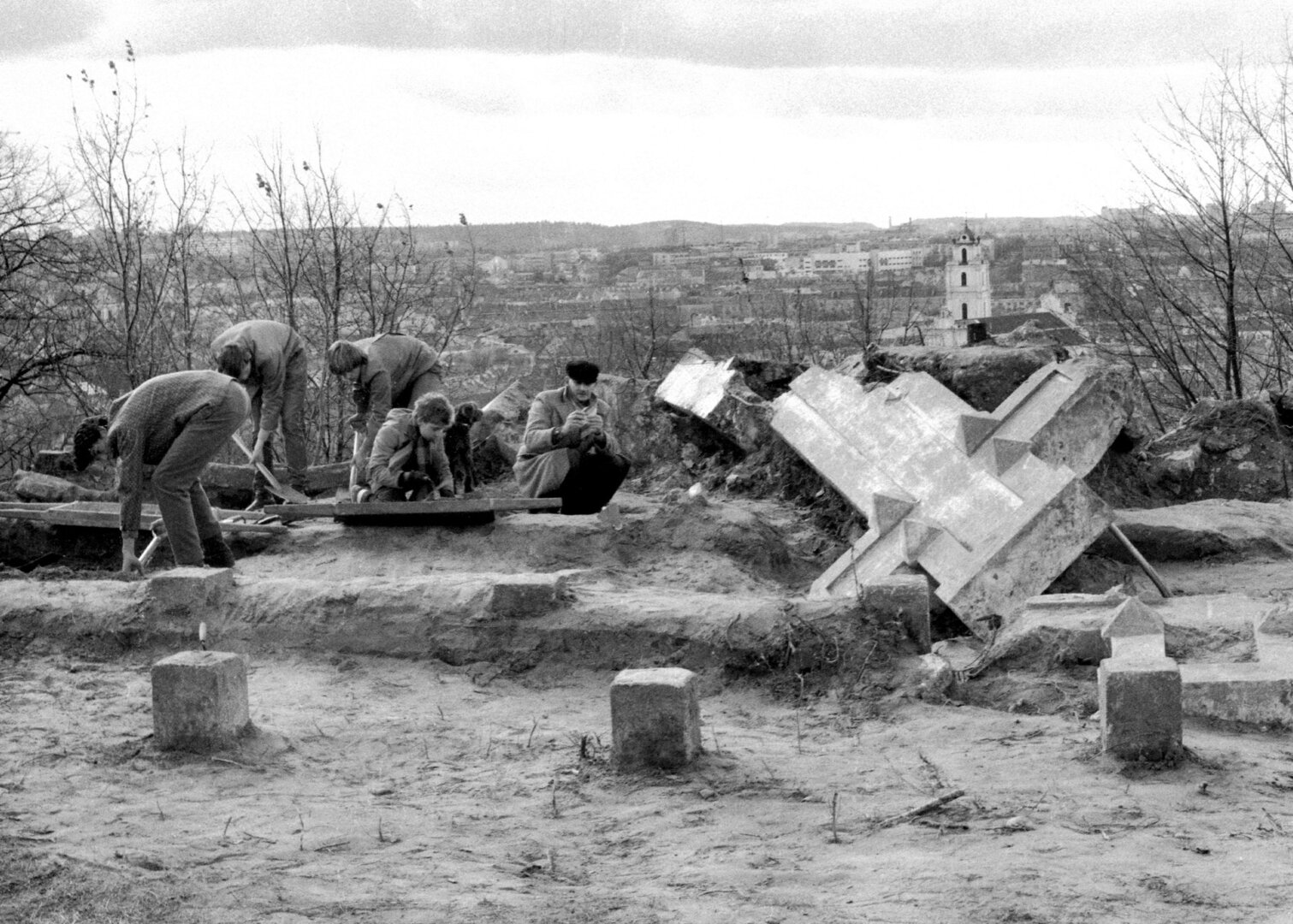 Trijų Kryžių kalne atkasamos 1950-aisiais susprogdinto Vilniaus simbolio liekanos, 1988-ųjų ruduo
