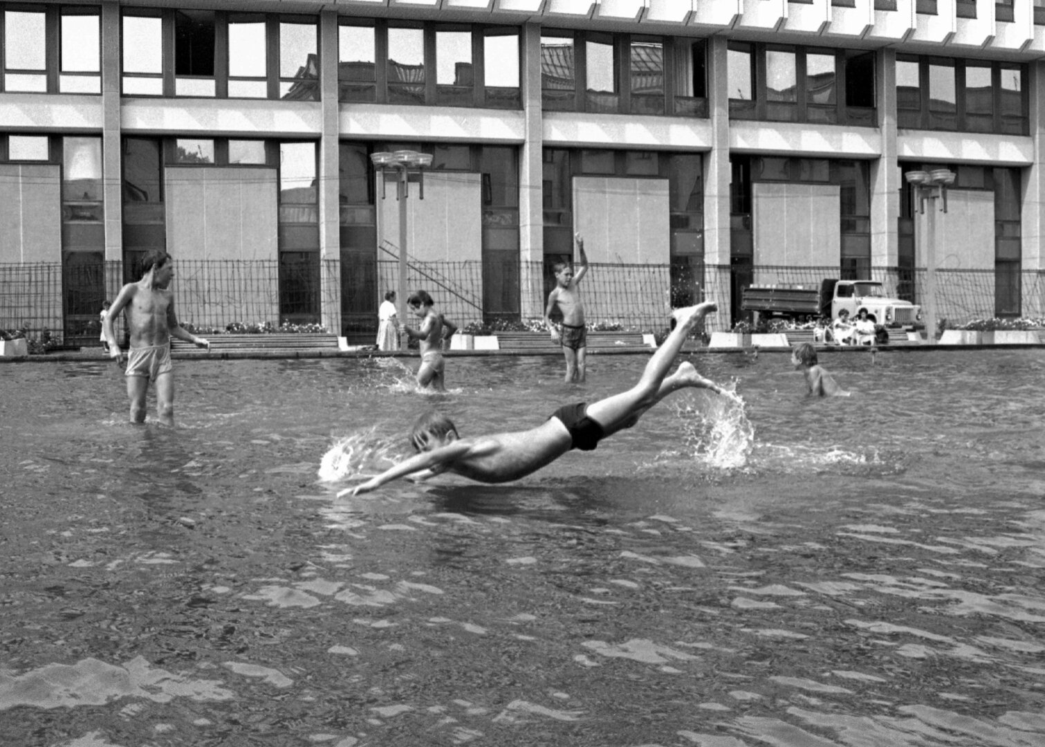 Kar&scaron;ta 1992 metų vasara. Vaikai baseine Vilniaus centre, prie Auk&scaron;čiausiosios Tarybos