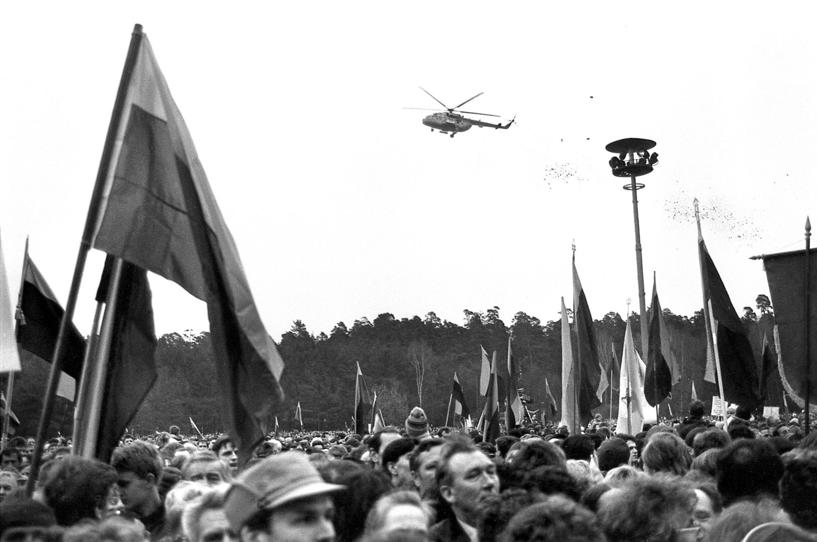 Sąjūdžio mitinge agitacinius lapelius mėto sovietų sraigtasparnis, 1990