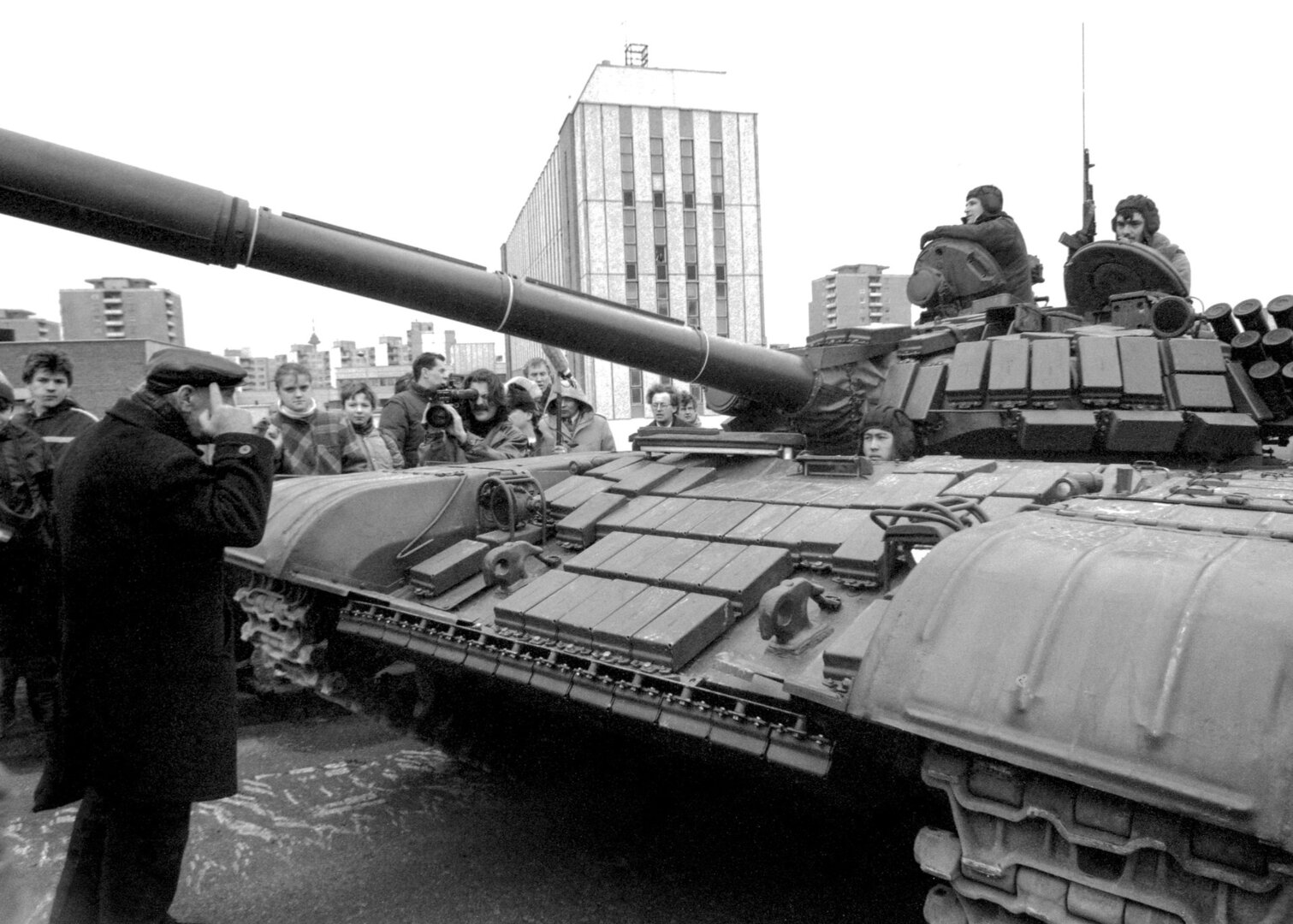 1991 m. Sausio 11-oji. Sovietų kari&scaron;kiai tankais apsupa ir užgrobia Lietuvos Respublikos kra&scaron;to apsaugos departamento būstinę Vilniuje