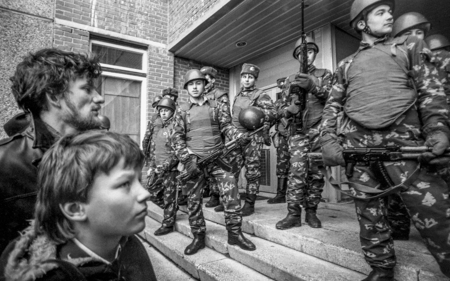 1991 m. Sausio 11-oji. Sovietų kari&scaron;kiai užgrobė Lietuvos Respublikos kra&scaron;to apsaugos departamento būstinę Vilniuje
