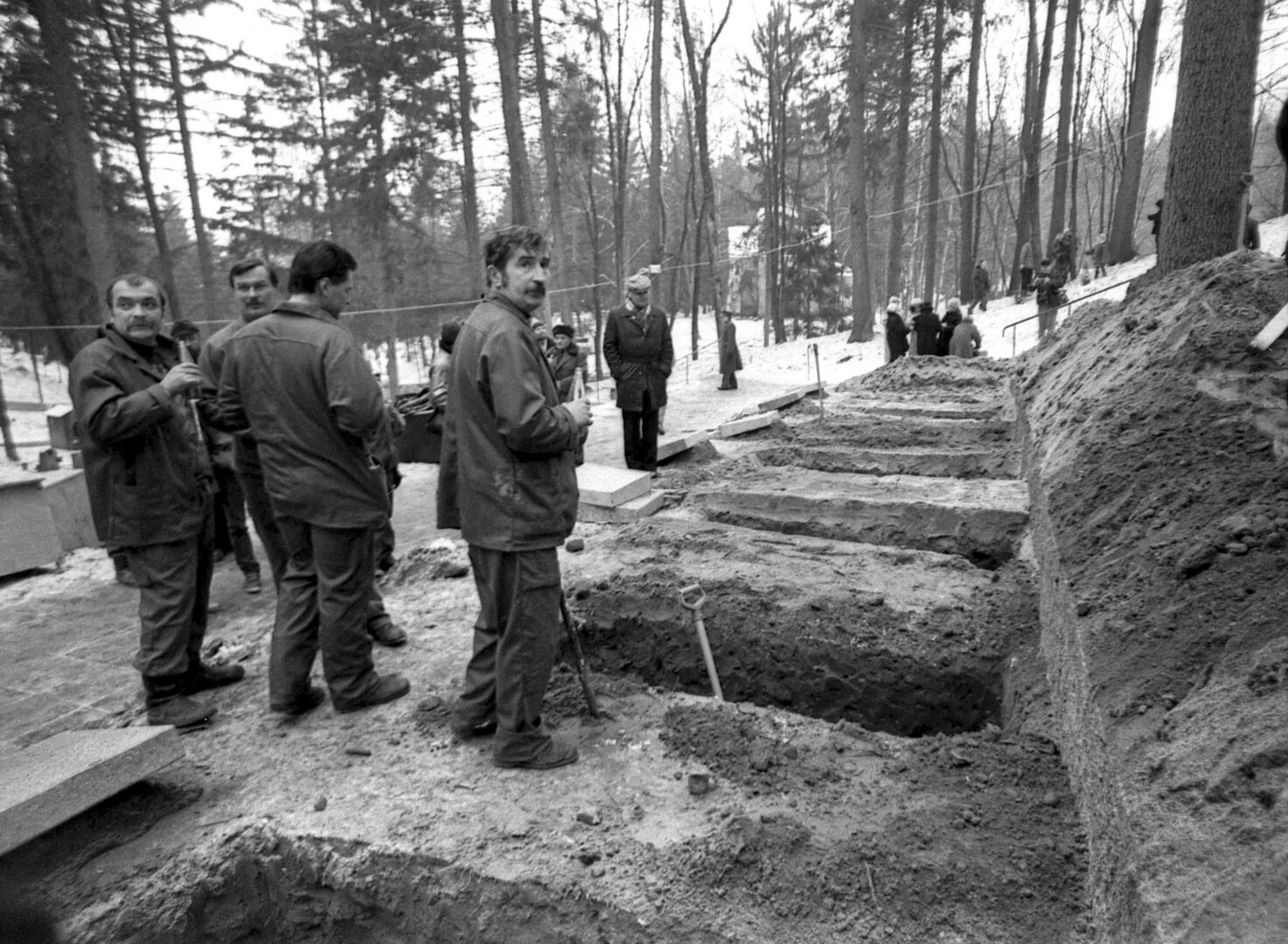 Vilniaus Antakalnio kapinėse ruo&scaron;iamasi Sausio 13-osios aukų laidotuvėms, 1991 m. sausio 16 d.