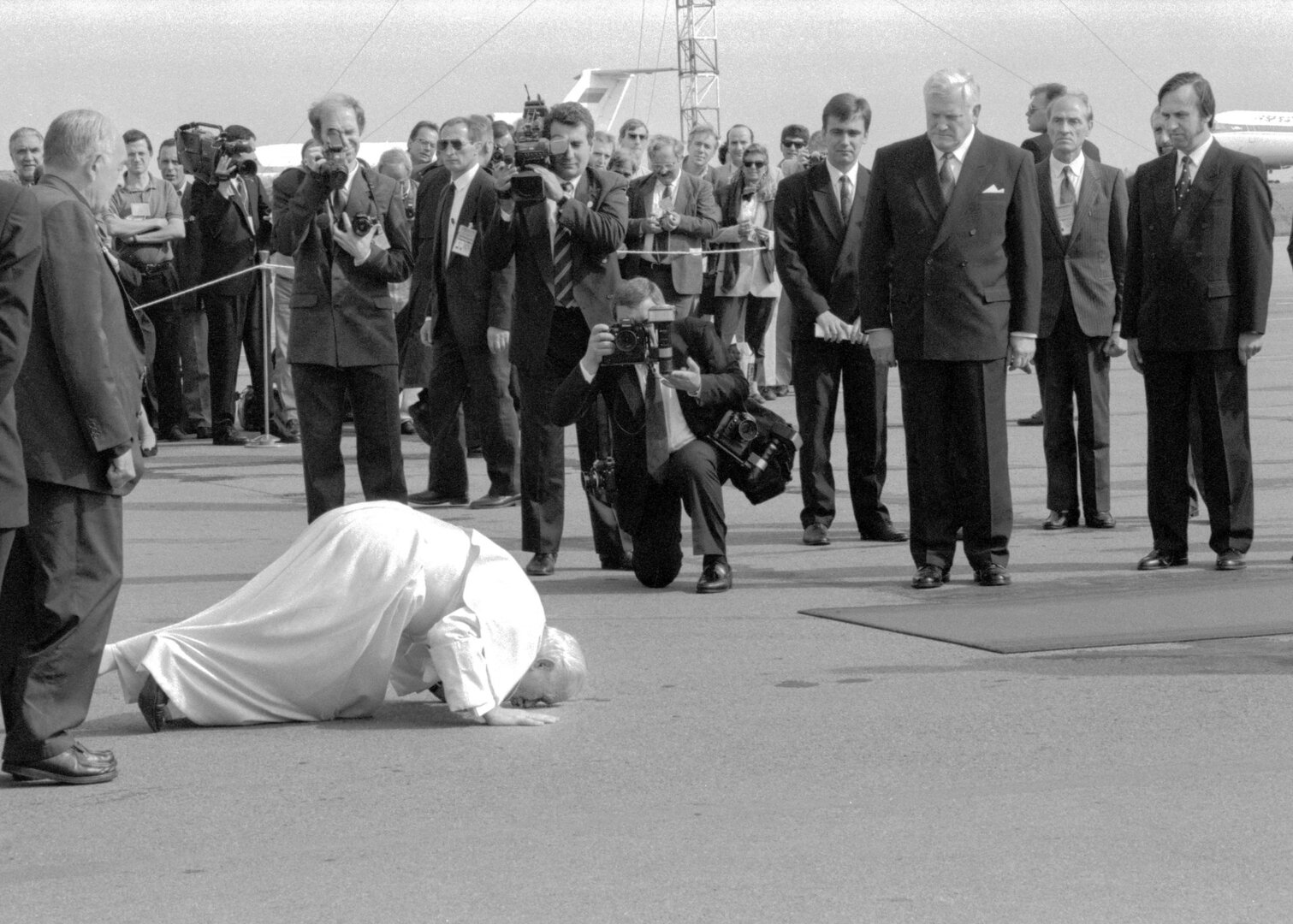 Vos i&scaron;lipęs i&scaron; lėktuvo popiežius Jonas Paulius II pabučiavo Lietuvos žemę, 1993 m. rugsėjo 4 d.