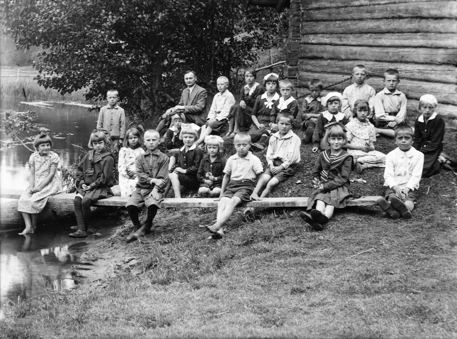 Mokytojs Jan Mickus su mokiniais, Santaka, 1936