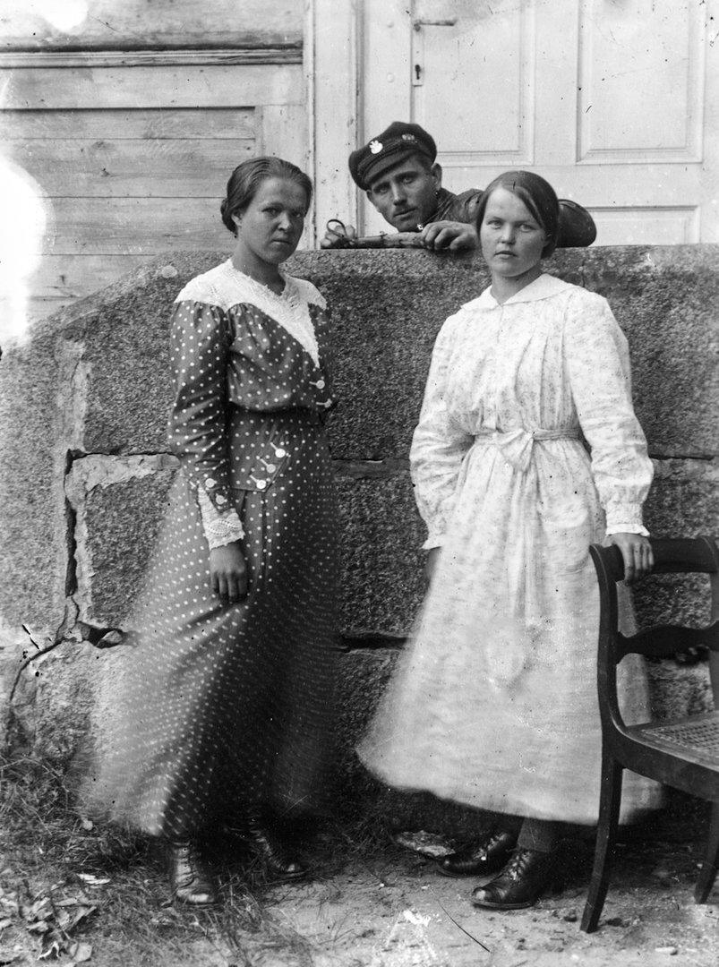 __Lenku karininkas su merginomis, Kuktiskes, 1920
