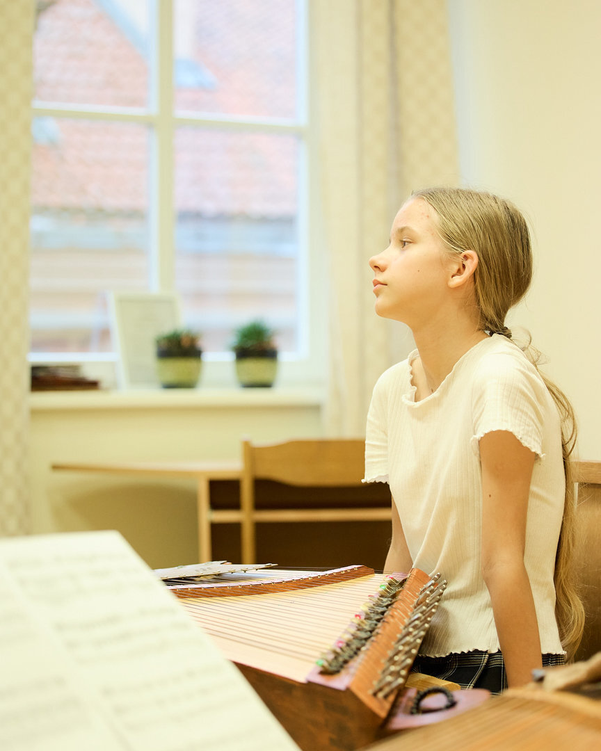 Laura Stadalninkaitė (nuotraukoje &ndash; jos dukra Liepa kanklių pamokoje)