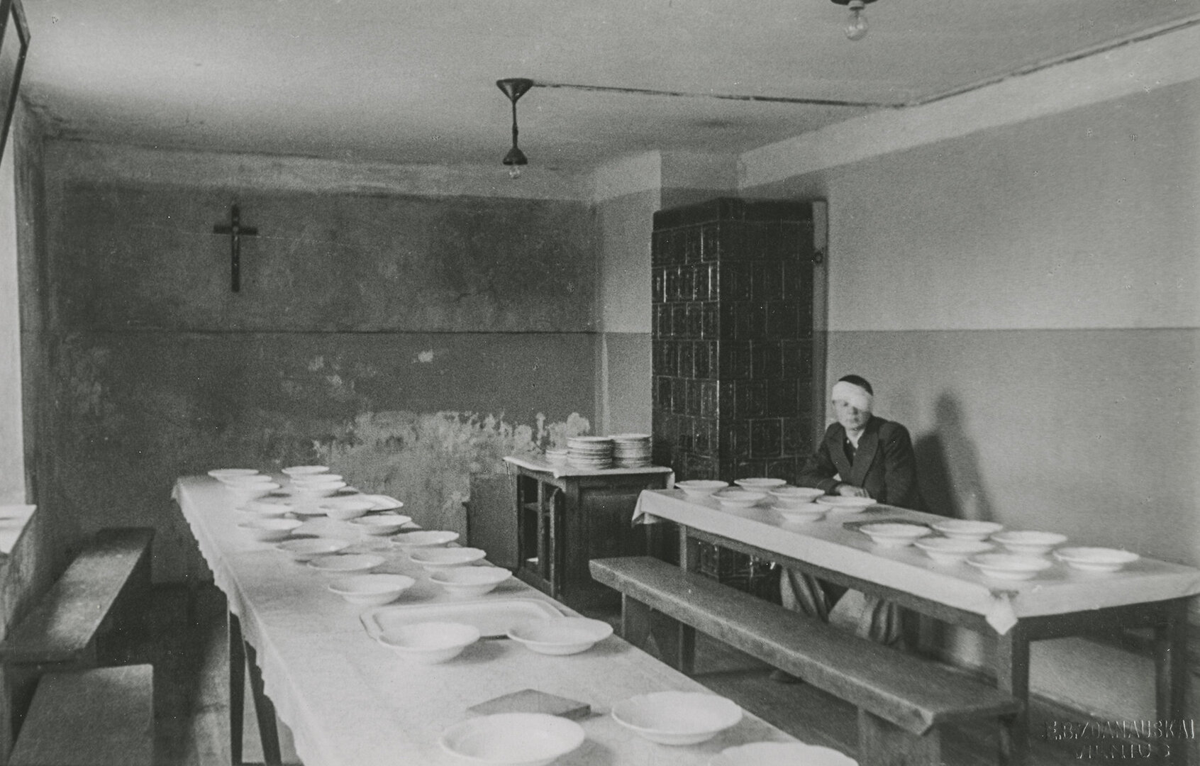 To paties bendrabučio Nr.39 valgomasis kambarys. Prie stalo sėdi jaunas trečios klasės mokinys, pasilikęs dėl skaudamos akies bendrabutyje ir nėjęs mokyklą tą dieną, kai buvome nuvykę padaryti bendrabučio nuotrauką
